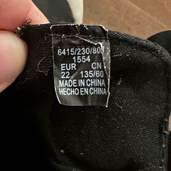 Baby zara sneakers size 22 - Picture 3 of 3